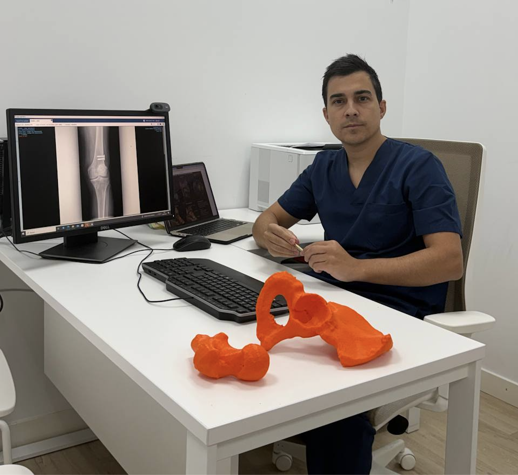 David Fernández-Fernández in a professional DF Trauma consultation with diagnostic imaging and 3D models