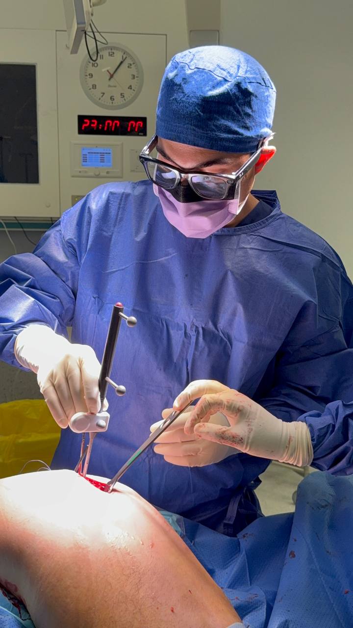 Minimally invasive hip replacement surgery with controlled exposure