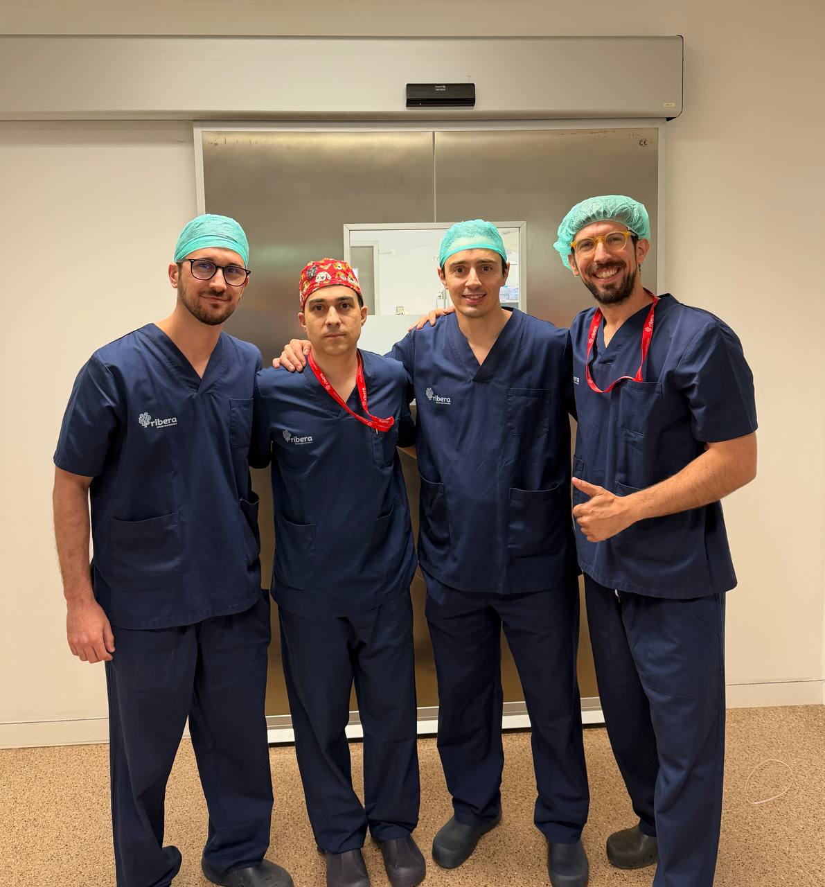 Dr. David Fernández-Fernández with the hip reconstruction surgical team