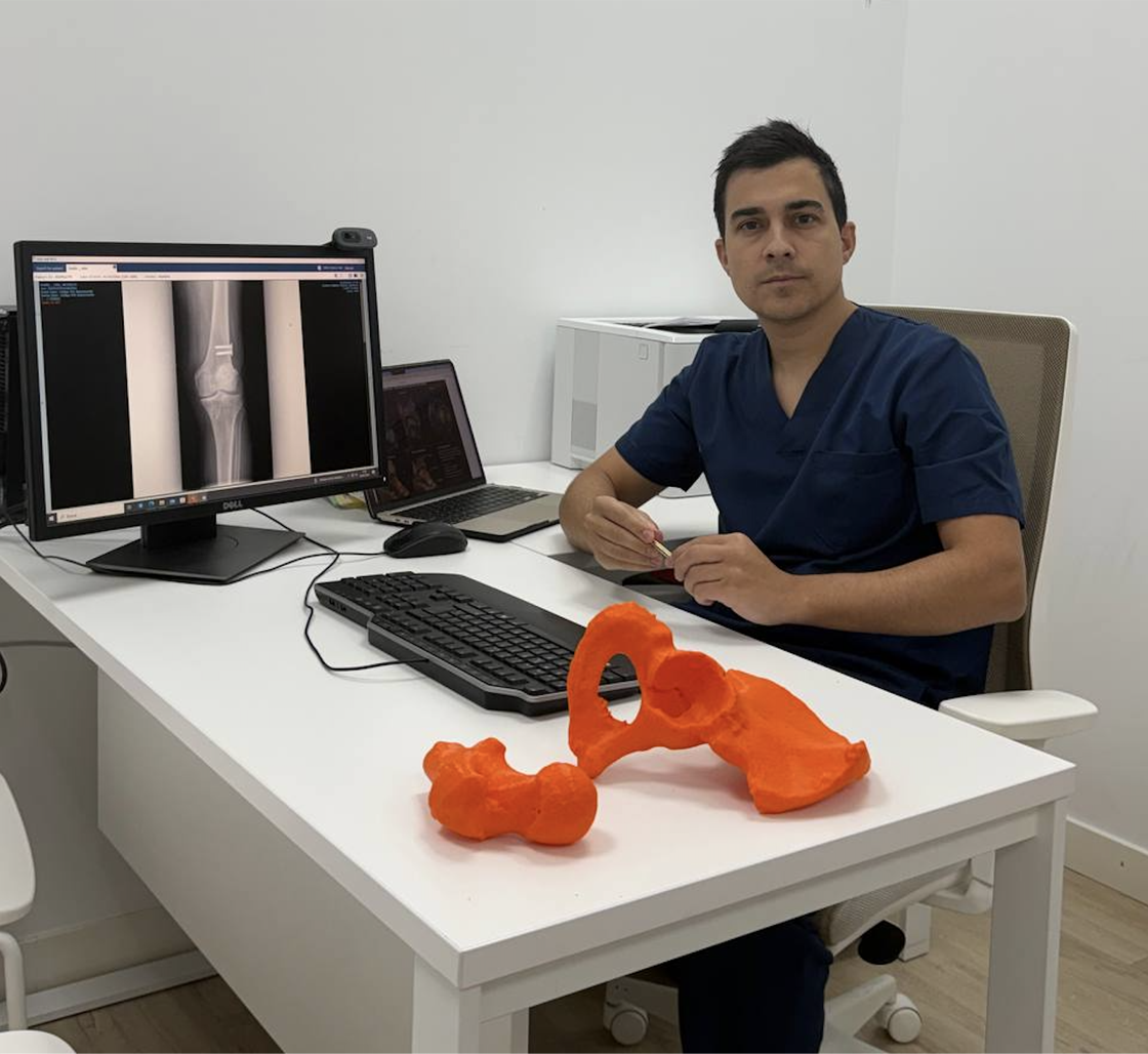 David Fernández-Fernández during a clinical consultation with 3D planning